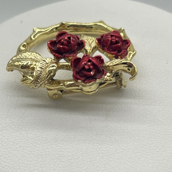 VTG SIGNED GERRYS ROSE LEAF Circle WREATH Brooch Pin RED ENAMEL gold tone - Picture 2 of 4